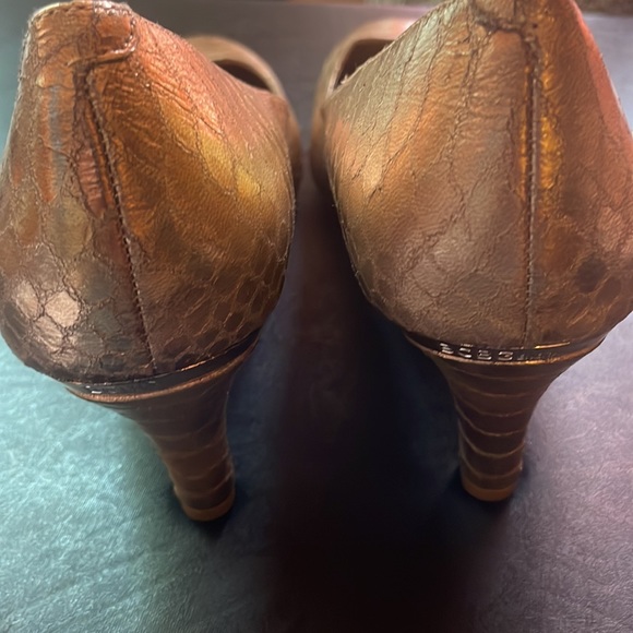 BCBGeneration Size 9/B 39  Gold snake print pumps - Picture 3 of 8